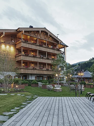 Traumhafte Lage außenansicht hotel der unterschwarzachhof saalbach hinterglemm sommer