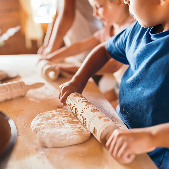 tägliche Kinderbetreuung Kinder beim Pizza backen in der Kinderalm im Hotel Unterschwarzachhof