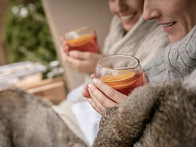 Freundinnen beim Tee trinken am Outdoor Pool im Hotel Unterschwarzachhof