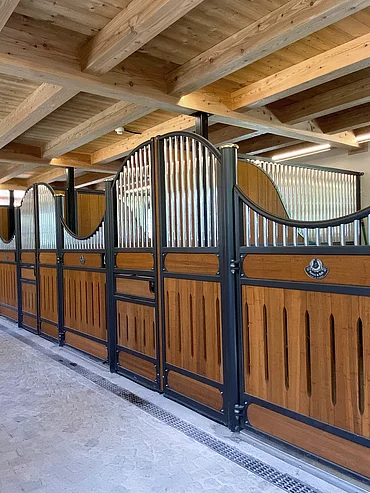 Bauernhof & Reitstall Innenansicht des Pferdestalls im Hotel Unterschwarzachhof