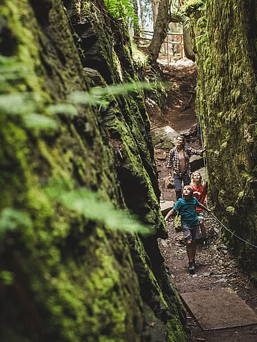 Familie in einer Schlucht - Berg Kodok Saalbach Hinterglemm