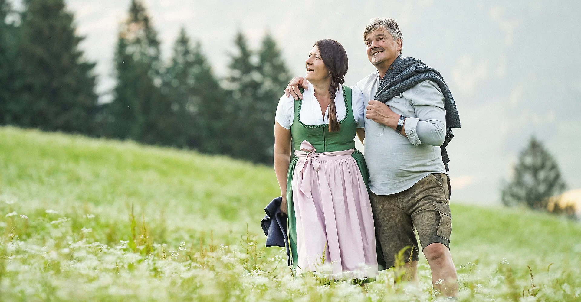 Jacky und Toni Hasenauer auf einer Wiese im Hotel Unterschwarzachhof