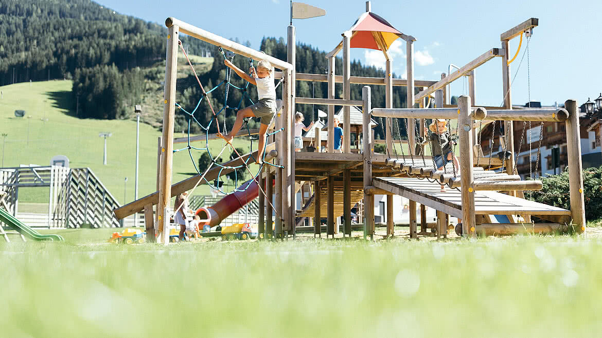 Kinder auf dem Spielplatz beim Hotel Unterschwarzachhof in Saalbach Hinterglemm