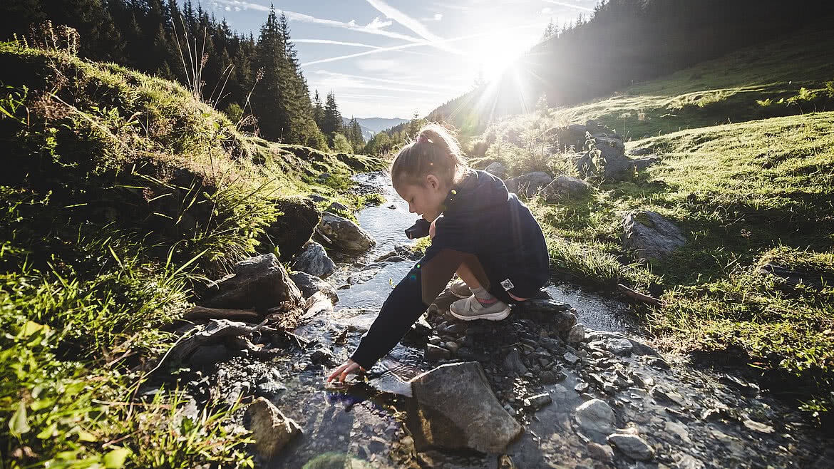 Spielen am Bach im Talschluss Saalbach Hinterglemm