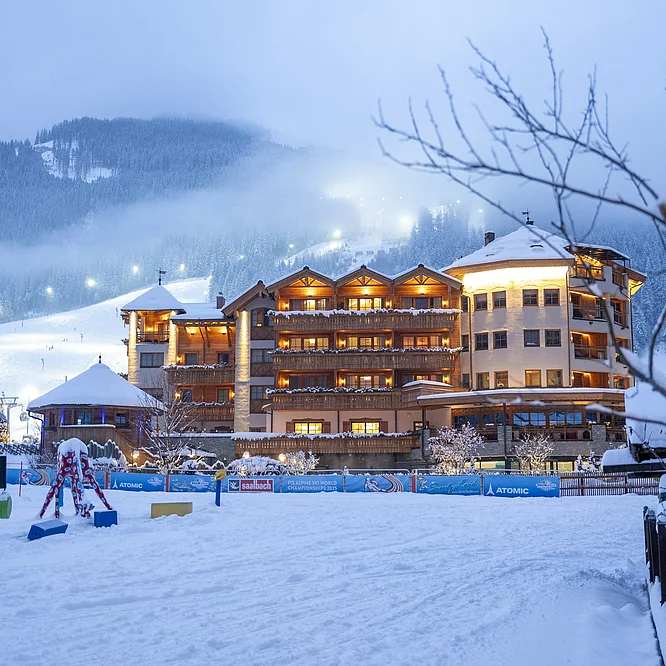 direkt an der Piste Saalbach Hinterglemm Hotel der Unterschwarzachhof - Außenansicht im Winter direkt an der Piste