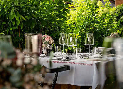 Gedeckter Tisch auf der Terrasse des Hotel Unterschwarzachhof Saalbach Hinterglemm