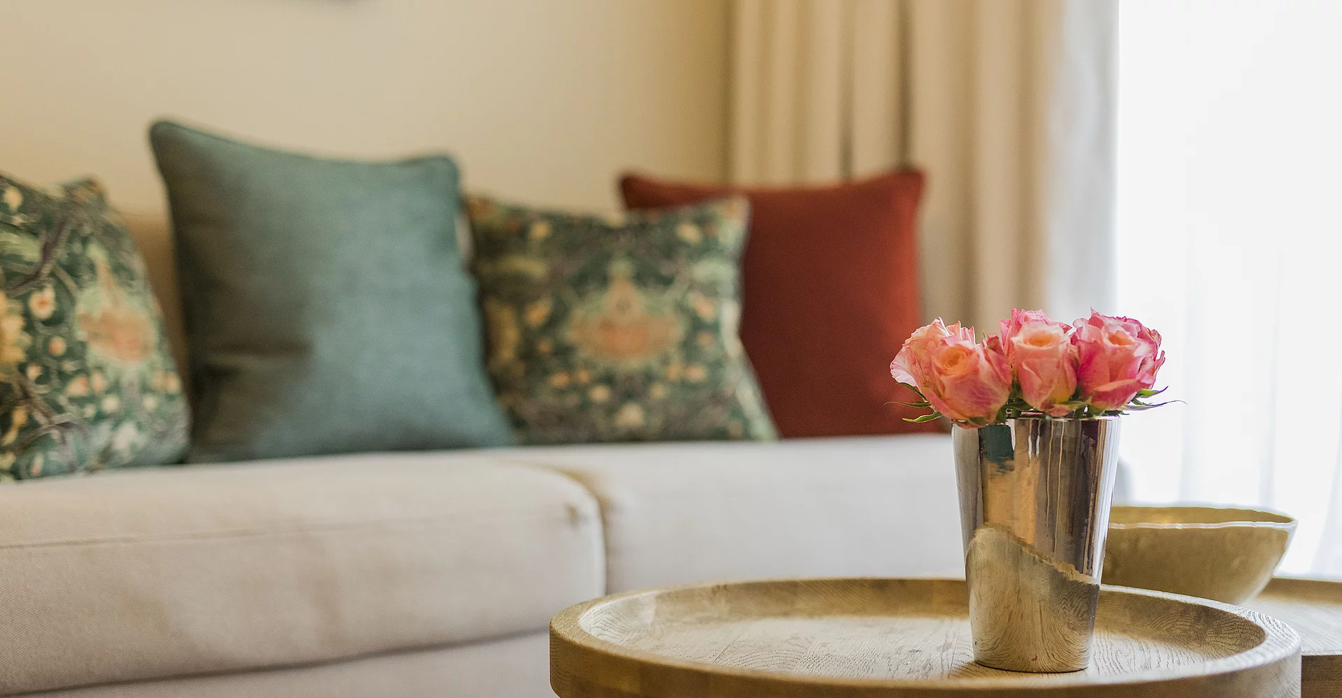 Rosen am Beistelltisch in der Familiensuite Deluxe im Hotel Unterschwarzachhof