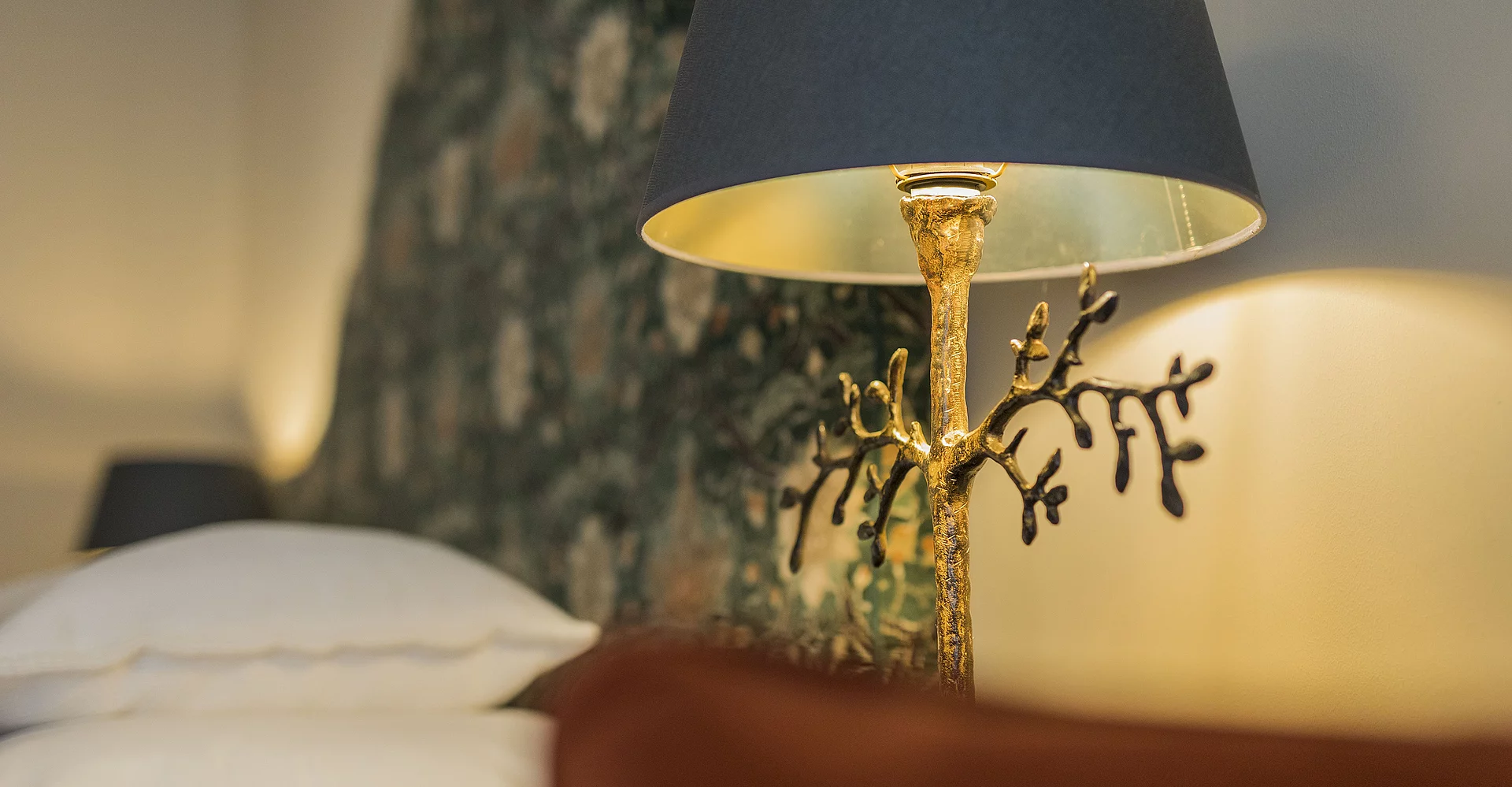 Nachttischlampe in der Familiensuite Deluxe im Hotel Unterschwarzachhof