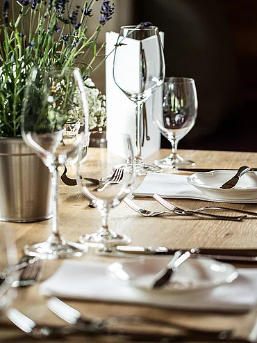 Gourmetgenuss von früh bis spät gedeckter Tisch in der Lounge im Restaurant der Schwarzacher Saalbach Hinterglemm