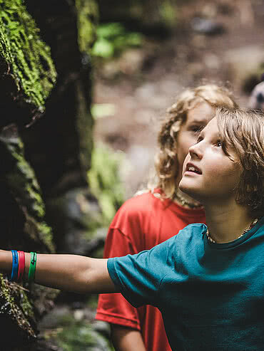 Familie im Wald - Berg Kodok Saalbach Hinterglemm