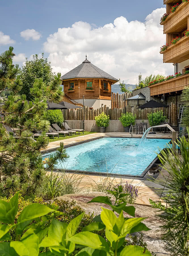 Outdoor Pool im Spa-Außenbereich des Hotel Unterschwarzachhof in Saalbach Hinterglemm