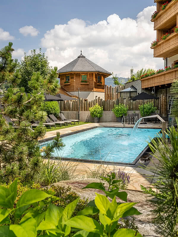 Outdoor Pool im Spa-Außenbereich des Hotel Unterschwarzachhof in Saalbach Hinterglemm