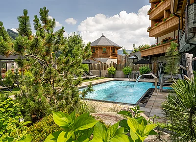 Outdoor Pool im Spa-Außenbereich des Hotel Unterschwarzachhof in Saalbach Hinterglemm
