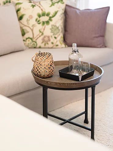 Wohnerlebnis exklusiv & großzügig Beistelltisch und Sofa im Doppelzimmer Comfort Plus im Hotel Unterschwarzachhof