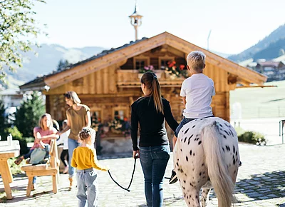 Kinder im Minibauernhof vom Hotel Unterschwarzachhof