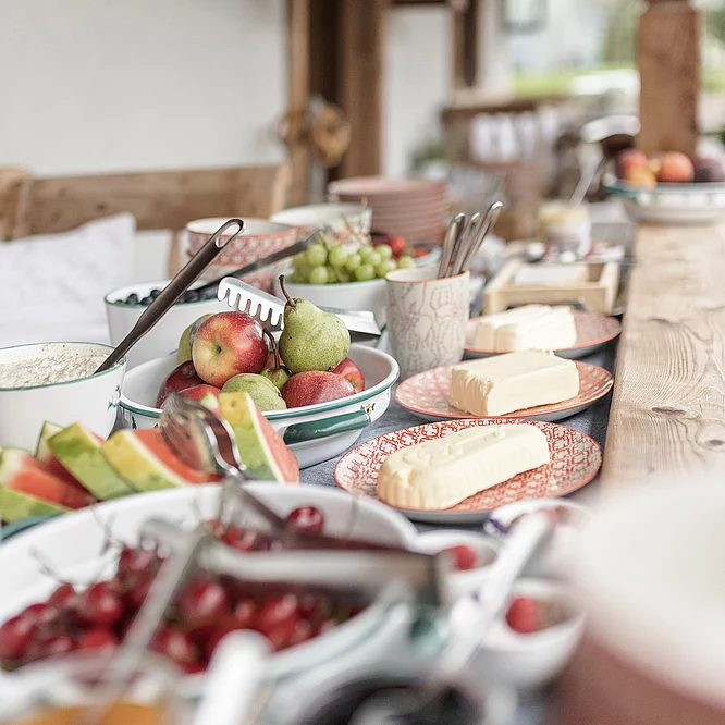 Kulinarische Erlebnisse Frühstücksbuffet im Freien auf der Alm, Hotel Unterschwarzachhof